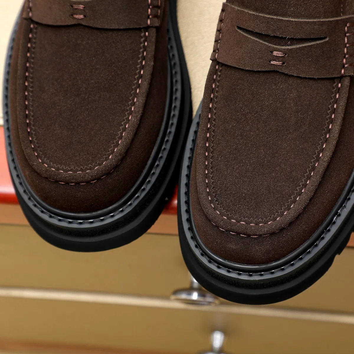 Men's shoes 💰660 💰 Louis Vuitton LV ® Autumn and Winter 🆕 models 🔛Full shoe counter First layer cowhide, 🐂Leather lined casual shoes for men, super soft outsole, essential for driving. Counter synchronization Original first layer cowhide Completely 1:1 mold customization 🌹Top version, 2 colors available! Number: 38-45 (37.46. Customized)